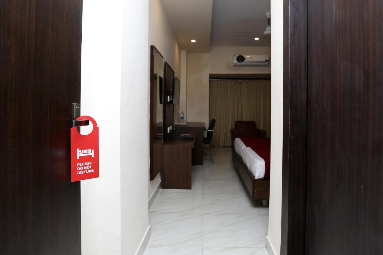Hotel Railview Бхубанешвар Екстериор снимка