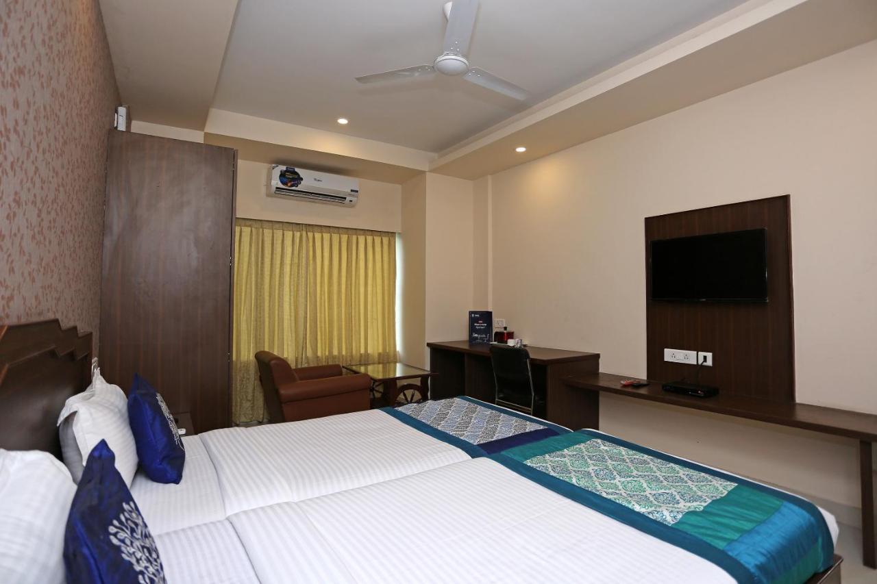 Hotel Railview Бхубанешвар Екстериор снимка