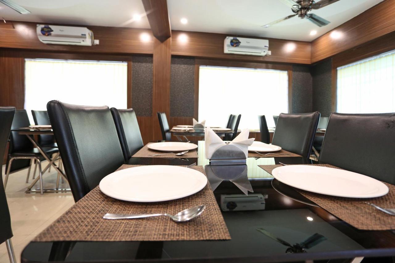 Hotel Railview Бхубанешвар Екстериор снимка