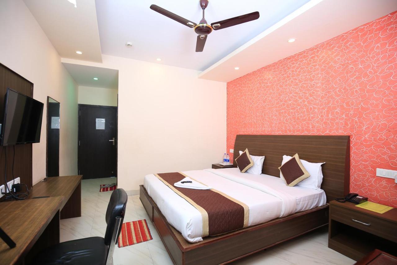 Hotel Railview Бхубанешвар Екстериор снимка